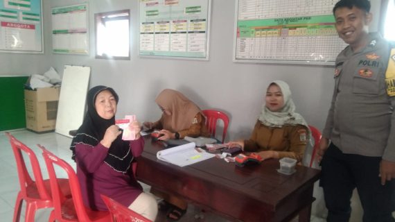 Sinergi Bhabinkamtibmas dan Warga, Bansos PKH Lancar, Kamtibmas Terjaga