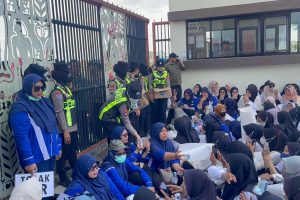 Aksi Humanis: Polwan Bojonegoro Berbagi Air Mineral kepada Massa Unjuk Rasa