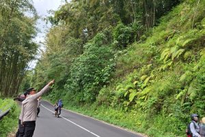 Proaktif Antisipasi Bencana, Kapolsek Pujon Pimpin Patroli di Titik Rawan Longsor Jalan Abdul Manan Wijaya