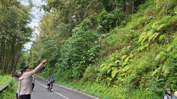 Proaktif Antisipasi Bencana, Kapolsek Pujon Pimpin Patroli di Titik Rawan Longsor Jalan Abdul Manan Wijaya