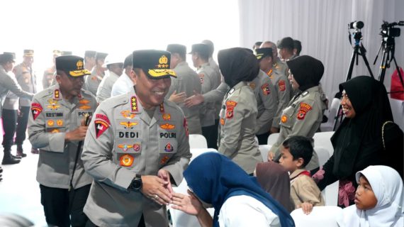 Wakapolri Berikan Santunan dan  Bakti Sosial Kepada Warga Sekitar  SMA Kemala Taruna Bhayangkara Bogor