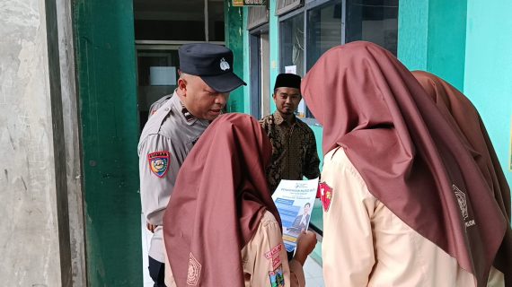 Bhabinkamtibmas Bawa Info Beasiswa SMA Kemala Bhayangkara ke Pelajar Ngroto