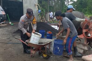Gotong Royong Warga dan Bhabinkamtibmas Bangun TPST3R