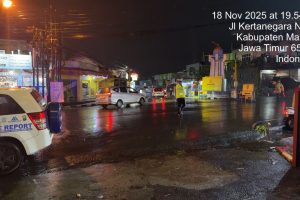 Operasi Zebra Semeru : Pohon Tumbang di Jurang Susuk Giripurno Bumiaji, Personel Satlantas Polres Batu bersama Polsek Karangploso Lakukan Pengalihan Lalu Lintas