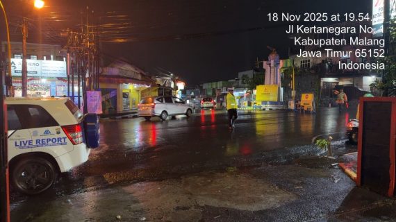 Operasi Zebra Semeru : Pohon Tumbang di Jurang Susuk Giripurno Bumiaji, Personel Satlantas Polres Batu bersama Polsek Karangploso Lakukan Pengalihan Lalu Lintas