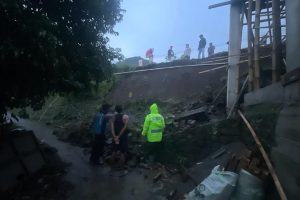 Plengsengan Ambrol di Jalan Raya Kambal Ditangani Kolaborasi Aparat