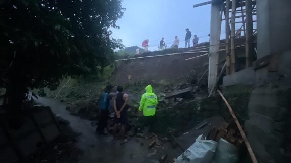 Plengsengan Ambrol di Jalan Raya Kambal Ditangani Kolaborasi Aparat