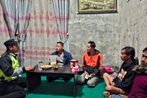 Bhabinkamtibmas dan Personel Polsek Pujon Proaktif Lakukan Patroli Dialogis Antisipasi Longsor dan Pohon Tumbang