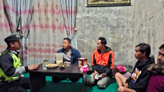 Bhabinkamtibmas dan Personel Polsek Pujon Proaktif Lakukan Patroli Dialogis Antisipasi Longsor dan Pohon Tumbang