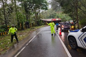 Operasi Zebra Semeru 2025: Personel Satlantas Polres Batu Amankan Arus Lalu Lintas di Lokasi Longsor