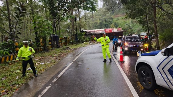 Operasi Zebra Semeru 2025: Personel Satlantas Polres Batu Amankan Arus Lalu Lintas di Lokasi Longsor