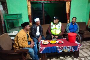 Polsek Pujon Laksanakan Patroli Dialogis, Ajak Warga Jaga Keamanan