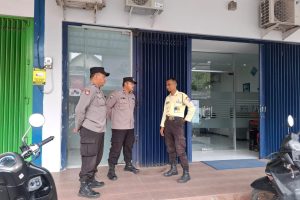 Polsek Ngantang Laksanakan Patroli Dialogis, Berikan Himbauan Keamanan kepada Security Bank BRI