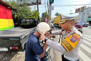 Operasi Zebra Semeru Polresta Malang Kota Bagikan 100 Helm Gratis