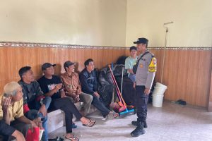 Pastikan Distribusi Lancar, Bhabinkamtibmas Awasi Penyaluran BLT Kesra