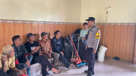 Pastikan Distribusi Lancar, Bhabinkamtibmas Awasi Penyaluran BLT Kesra