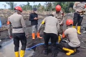 Polda Jatim Bantu Bersihkan Endapan Lahar Dingin Pascaerupsi Gunung Semeru