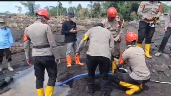 Polda Jatim Bantu Bersihkan Endapan Lahar Dingin Pascaerupsi Gunung Semeru