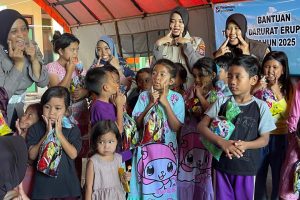Polres Lumajang Dampingi Anak-anak Pengungsi Semeru: Beri Hiburan dan Pulihkan Trauma