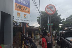 Langkah Preventif Zebra Semeru : Polres Batu Pasang Rambu Tertib Lalu Lintas