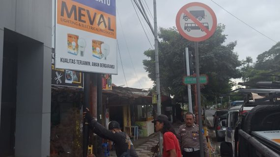 Langkah Preventif Zebra Semeru : Polres Batu Pasang Rambu Tertib Lalu Lintas