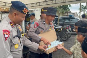 Polisi Berbagi Snack dan Susu untuk Pelajar Terdampak Erupsi Gunung Semeru