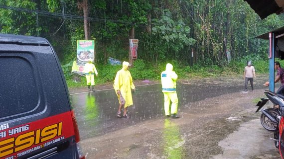 Respon Cepat Polisi Atasi Pohon Tumbang di Simpang 3 Pait