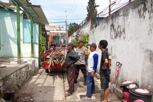 Bhabinkamtibmas Dampingi Bedah Rumah Warga, Wujudkan Kepedulian Sosial