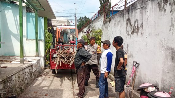 Bhabinkamtibmas Dampingi Bedah Rumah Warga, Wujudkan Kepedulian Sosial
