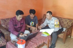 Bhabinkamtibmas Songgokerto Dampingi Pengisian Data Calon SMA Taruna