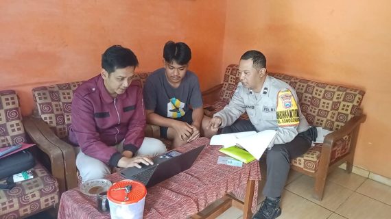 Bhabinkamtibmas Songgokerto Dampingi Pengisian Data Calon SMA Taruna