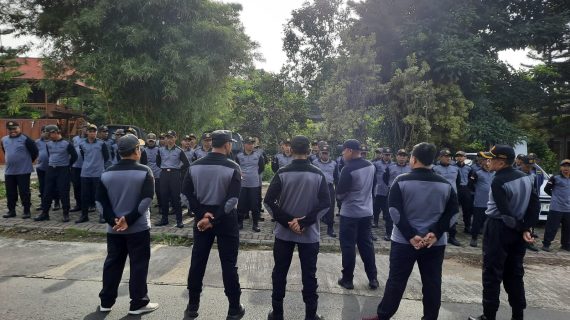 Perkuat Sinergi, Bhabinkamtibmas Gelar Olahraga Bersama Perangkat Desa dan Linmas