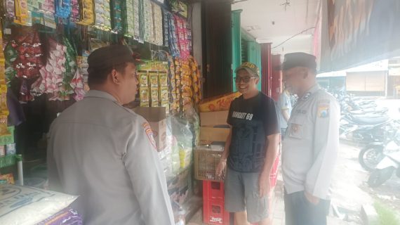 Jaga Keamanan Pasar, Polisi Pujon Berdialog Langsung dengan Pedagang dan Pengunjung Pasar