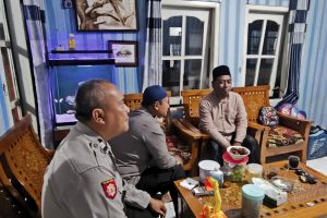 Personel Polsek Ngantang Polres Batu Laksanakan Patroli Dialogis Bersama Tokoh Agama