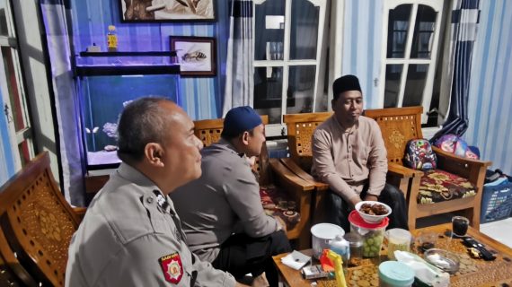 Personel Polsek Ngantang Polres Batu Laksanakan Patroli Dialogis Bersama Tokoh Agama