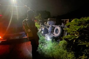Personel Polsek Ngantang Polres Batu Bantu Evakuasi Truk Terperosok ke Lahan Jagung di Jalan Raya Krisik