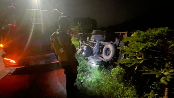 Personel Polsek Ngantang Polres Batu Bantu Evakuasi Truk Terperosok ke Lahan Jagung di Jalan Raya Krisik