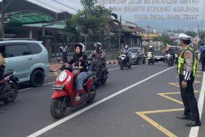Personel Satlantas Polres Batu Intensifkan Pengaturan Lalu Lintas di Titik Ramai Guna Wujudkan Kelancaran dan Keamanan Berkendara