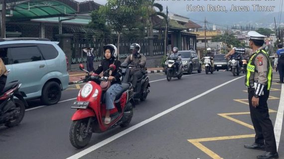 Personel Satlantas Polres Batu Intensifkan Pengaturan Lalu Lintas di Titik Ramai Guna Wujudkan Kelancaran dan Keamanan Berkendara