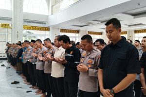 Polresta Sidoarjo Gelar Sholat Ghaib dan Doa Bersama untuk Korban Bencana Aceh Sumatera