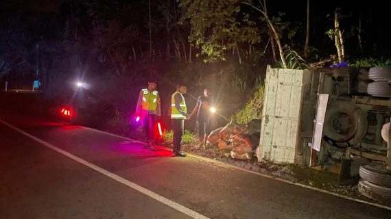 Respon Cepat Polsek Ngantang Evakuasi Truk Tergelincir Akibat Jalan Licin