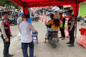Sinergi Sat Samapta Polres Batu dan Dishub Kawal Ketertiban Parkir Wisata Alun-Alun Kota Batu