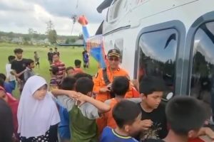 Kru Helikopter Polri Dampingi Warga di Tengah Bencana, Anak-Anak Aceh Tamiang Jadi Sumber Semangat