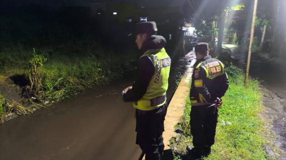 Siaga Banjir: Polsek Bumiaji Pantau Debit Air Sungai di Musim Hujan