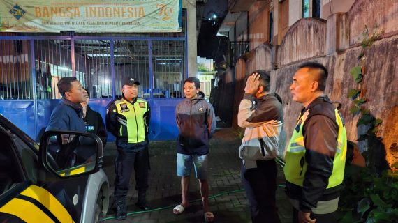 Personel Polsek Pujon Gelar Patroli, Ajak Warga Desa Ngabab Jaga Kamtibmas