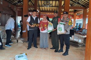 Sinergi TNI-Polri : Bhabinkamtibmas dan Babinsa Awasi Distribusi Bantuan Beras dan Minyak untuk 465 Penerima Manfaat