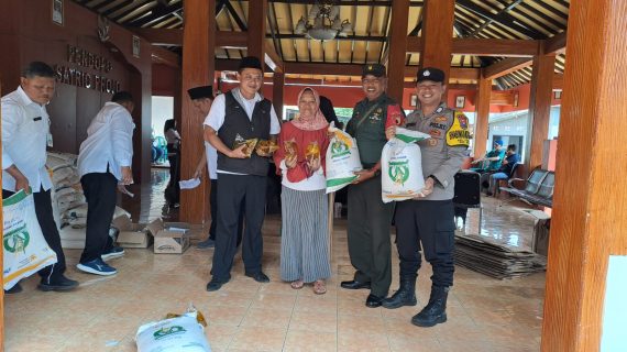 Sinergi TNI-Polri : Bhabinkamtibmas dan Babinsa Awasi Distribusi Bantuan Beras dan Minyak untuk 465 Penerima Manfaat