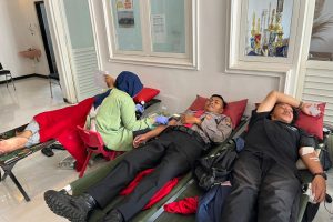 Sinergi Polisi-Desa : Personel Pam Obvit Turut Donor Darah