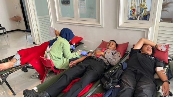 Sinergi Polisi-Desa : Personel Pam Obvit Turut Donor Darah