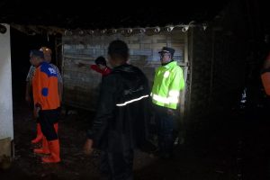 Polres Probolinggo Gerak Cepat Bantu Warga Terdampak Banjir di Tiris